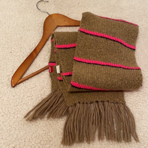 Levi’s Scarf - Picture 4 of 9
